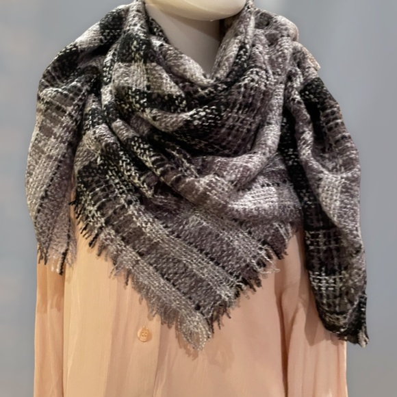 NYC ~ black & gray checkered scarf "Baby its Cold Outside" ~ Multi Ways Wear - Picture 2 of 5